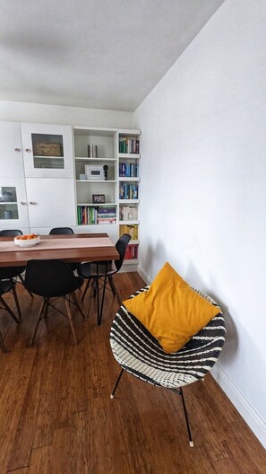 Dining - Modern Flat nr Waterloo, Sleeps 4, Free Parking (London)