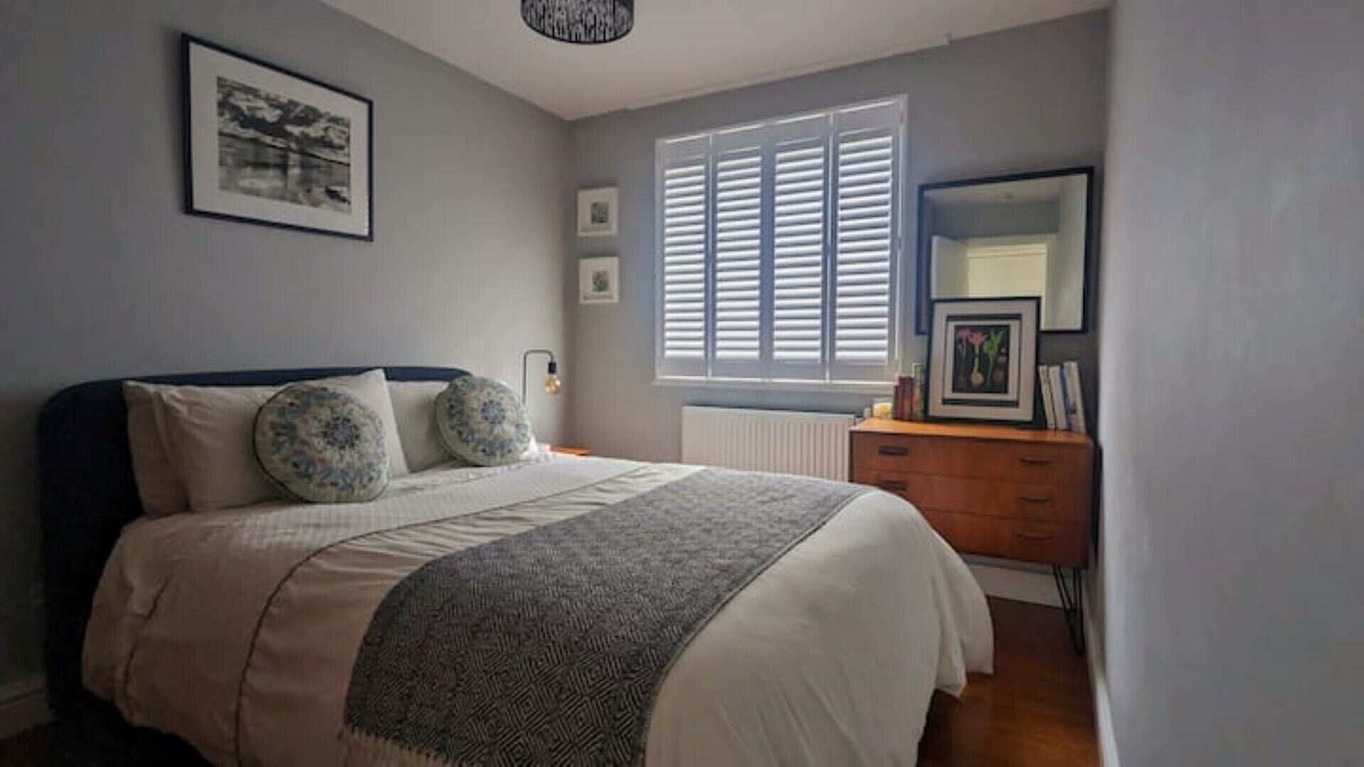 1 Schlafzimmer, Schreibtisch, Bügeleisen/Bügelbrett, Reisekinderbett