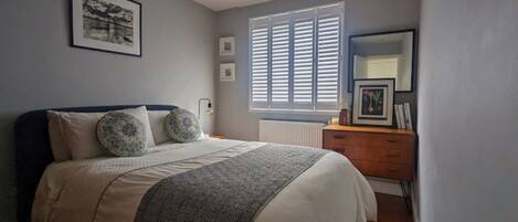 1 slaapkamer, een bureau, een strijkplank/strijkijzer, reisbedje