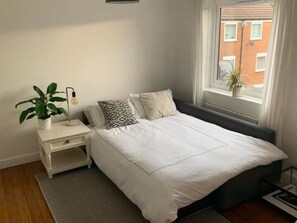 1 Schlafzimmer, Schreibtisch, Bügeleisen/Bügelbrett, Reisekinderbett