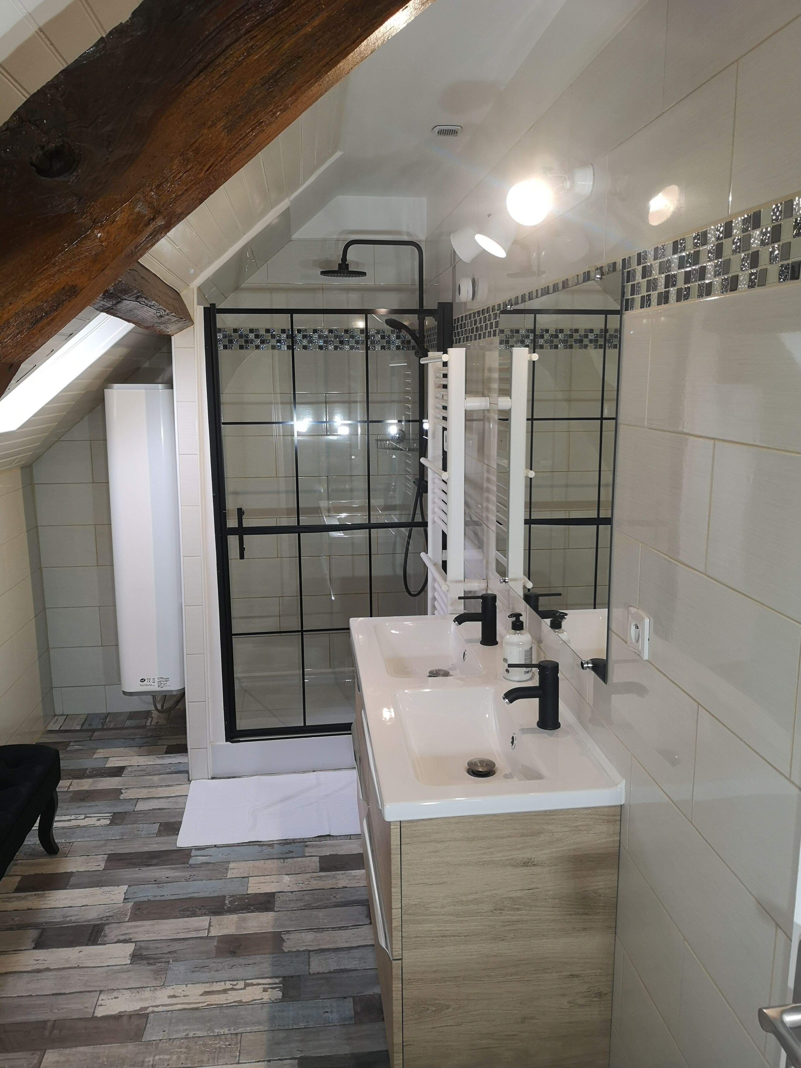 Douche, sèche-cheveux, serviettes fournies