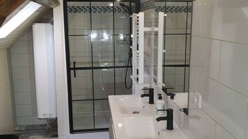 Douche, sèche-cheveux, serviettes fournies