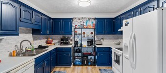 Hub of Fayetteville - Home Away Vibes-king size Comfort