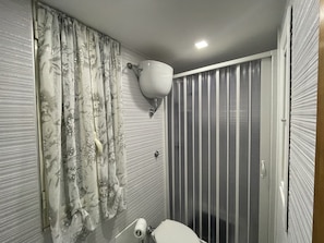 Dusj, hårføner, bidé og håndklær