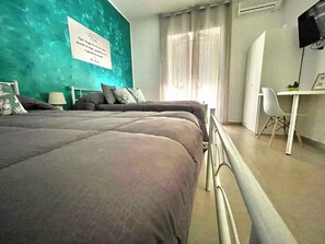 2 soverom, safe på rommet, skrivebord og reiseseng for barn