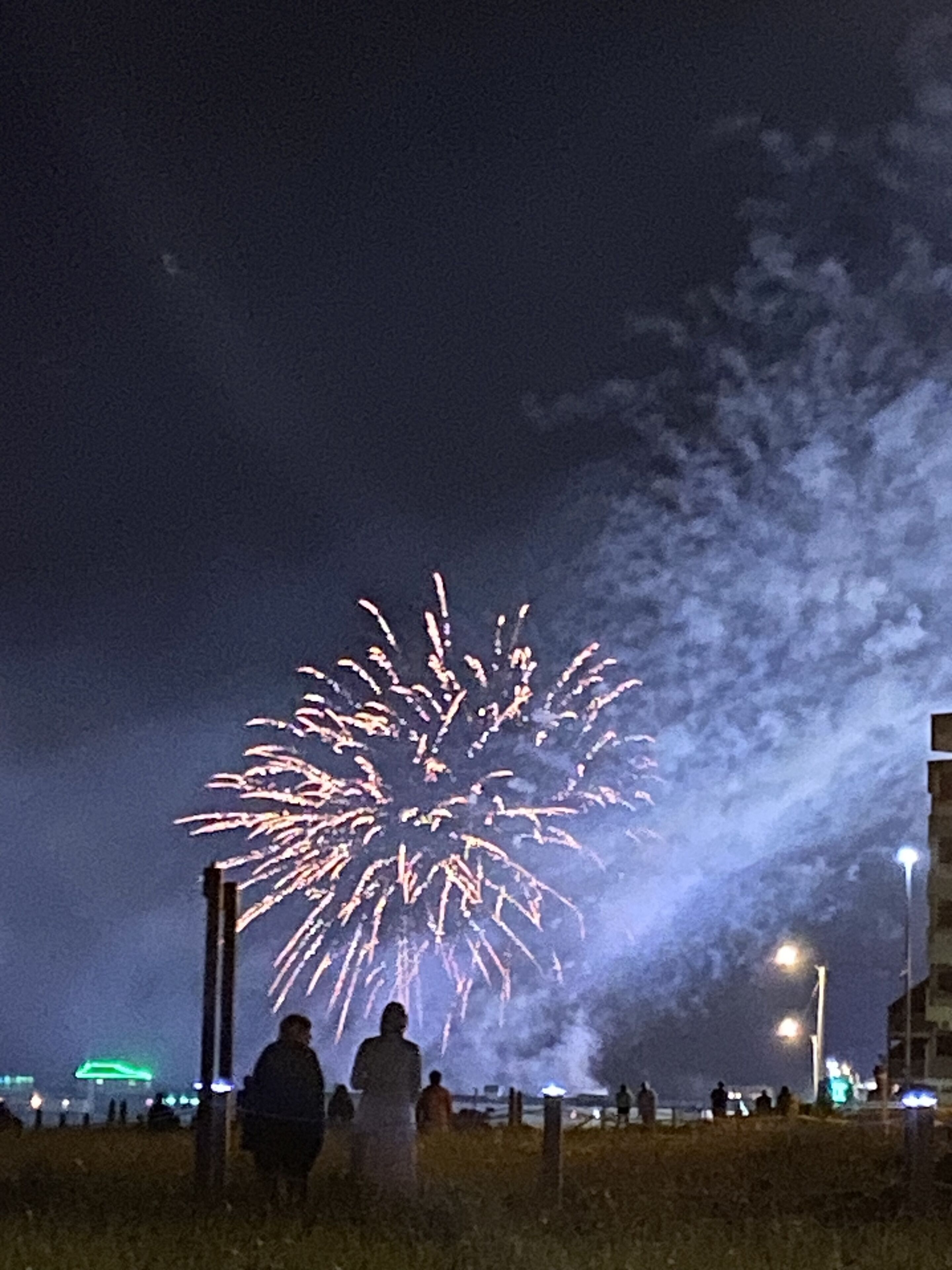 Ein Nachtbild mit Feuerwerk am Himmel.