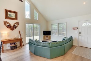 TV, books, music library - Sleepy Hollow Lake Home w/ Deck, Pool Access! (Athens)