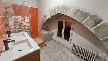 Een douche, een haardroger, zeep, shampoo