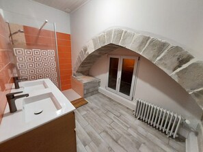 Douche, sèche-cheveux, savon, shampoing