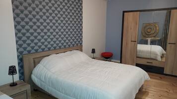 3 bedrooms, travel cot, WiFi, bed sheets