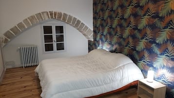 3 bedrooms, travel cot, WiFi, bed sheets