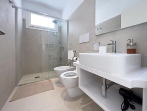 Dusche, Haartrockner, Bidet