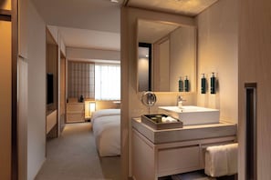TWIN GUEST ROOM NON SMOKING | Hypo-allergenic bedding, in-room safe, desk, iron/ironing board