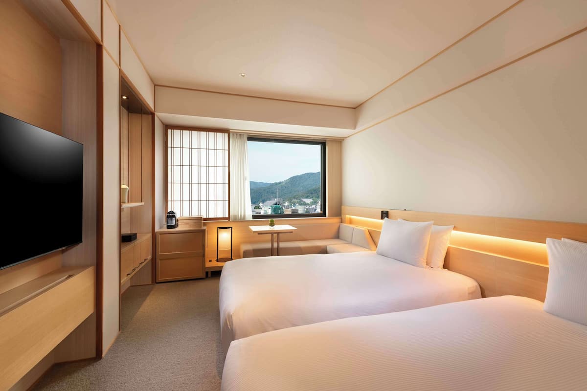Rom – deluxe, 2 enkeltsenger, ikke-røyk (TWIN DELUXE ROOM) | Allergitestet sengetøy, safe på rommet, skrivebord og strykejern/-brett