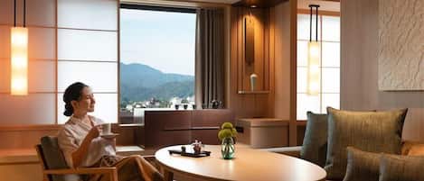 Deluxe-Suite, Nichtraucher (KING DELUXE SUITE) | Zimmersafe, Schreibtisch, Bügeleisen/Bügelbrett, kostenlose Babybetten