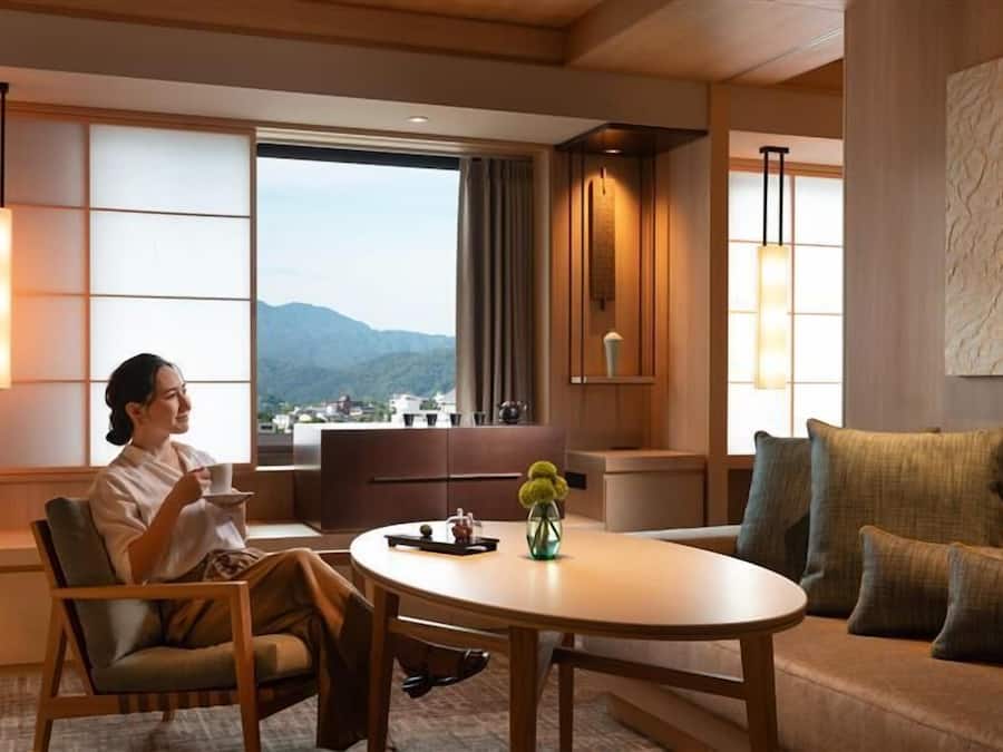 Suíte luxo, para não fumantes (KING DELUXE SUITE) | Roupas de cama antialérgicas, cofres nos quartos, escrivaninha