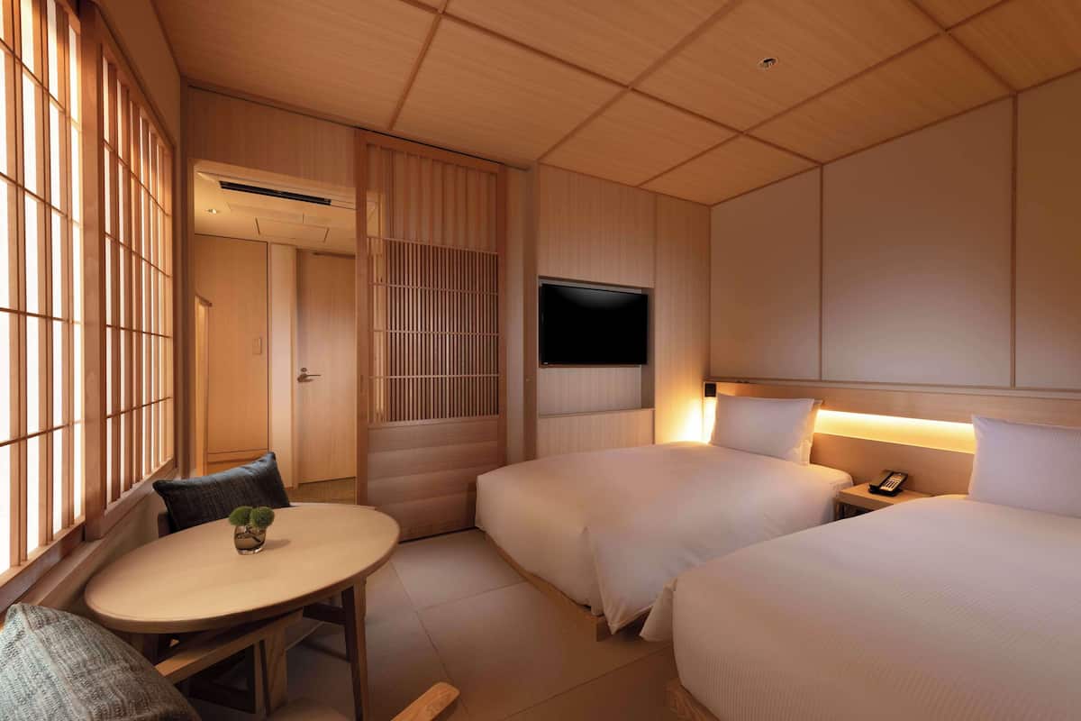 Rom – deluxe, 2 enkeltsenger, ikke-røyk (TWIN DELUXE TATAMI ROOM) | Allergitestet sengetøy, safe på rommet, skrivebord og strykejern/-brett