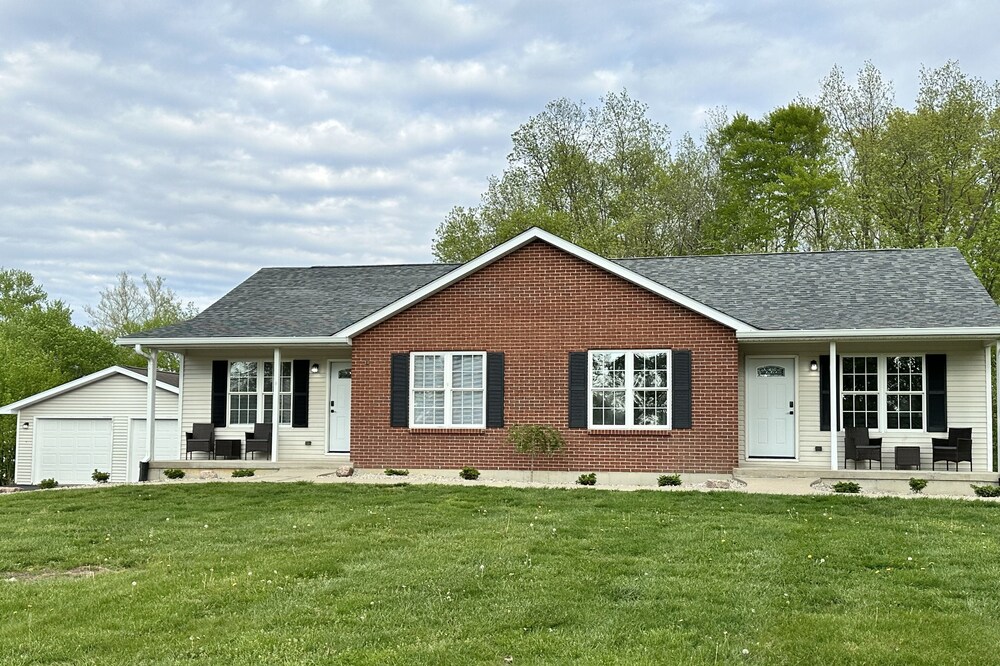 Beautifully remodeled duplex near the ARK encounter. This listing is for 1 side.