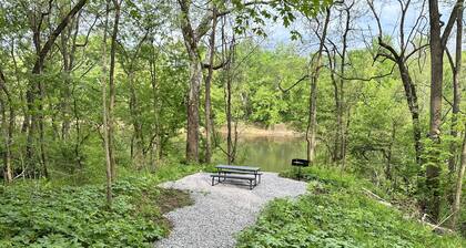 Beautifully remodeled duplex near the ARK encounter. This listing is for 1 side.