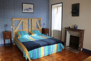 2 chambres, fer et planche à repasser, lit de bébé portatif