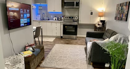 Private Cozy 1 Bedroom Apartment!!! Dedicated Wok Desk and Free Parking.