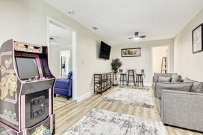 Smart-tv en een tafeltennistafel