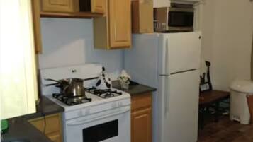 Mikrobølgeovn, køkkentøj/tallerkener/redskaber