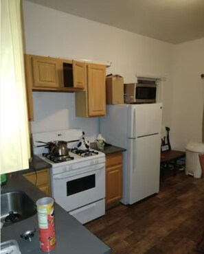 Microwave, cookware/dishes/utensils