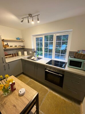 Fridge, microwave, oven, stovetop - Cute, Cosy, Cornish Cottage (Wadebridge)