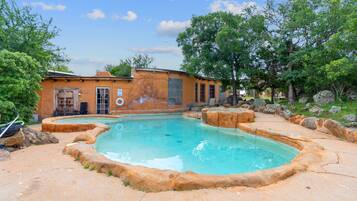 Sisäuima-allas, ulkouima-allas