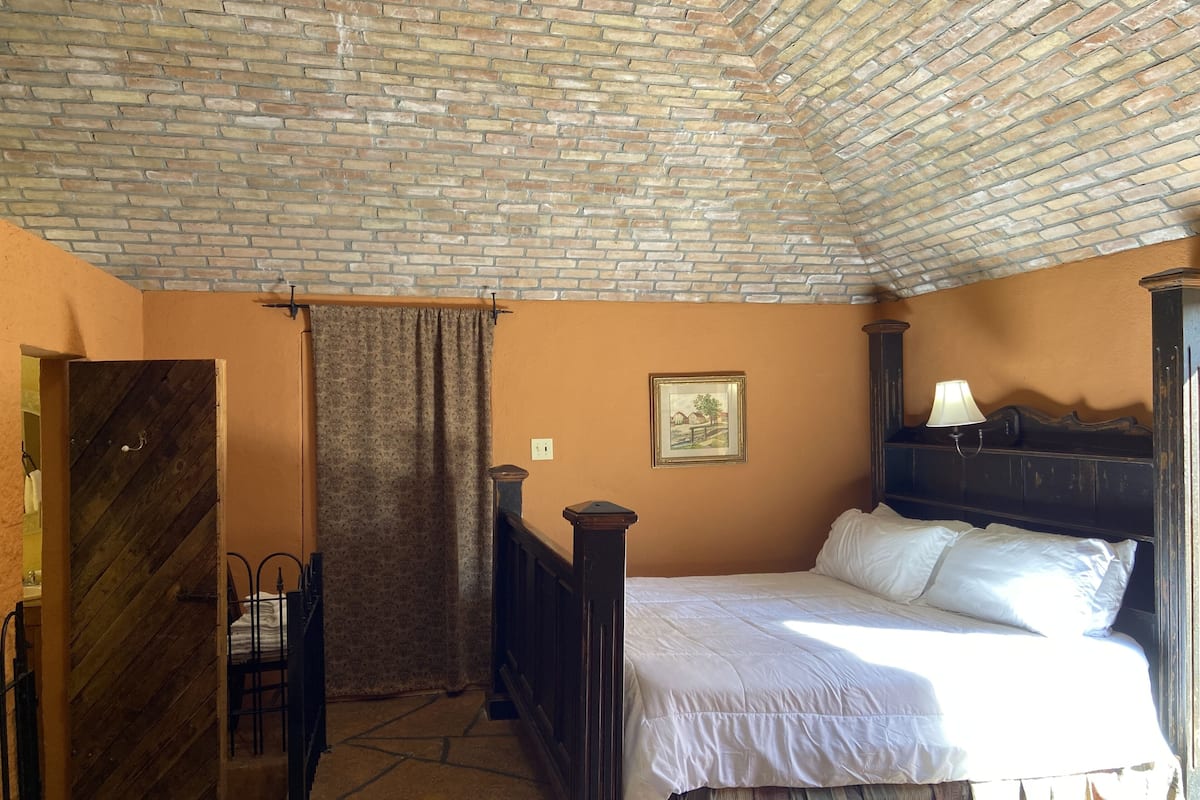 Comfort Room | 1 bedroom, iron/ironing board