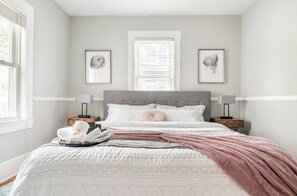 3 bedrooms, desk, iron/ironing board, free WiFi - Luxe apartment at MIT/Harvard with FREE parking (Cambridge)