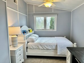 4 habitaciones, escritorio y tabla de planchar con plancha 
