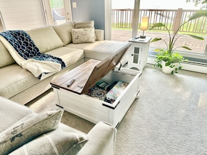 Smart TV, caminetto, videogiochi, lettore DVD