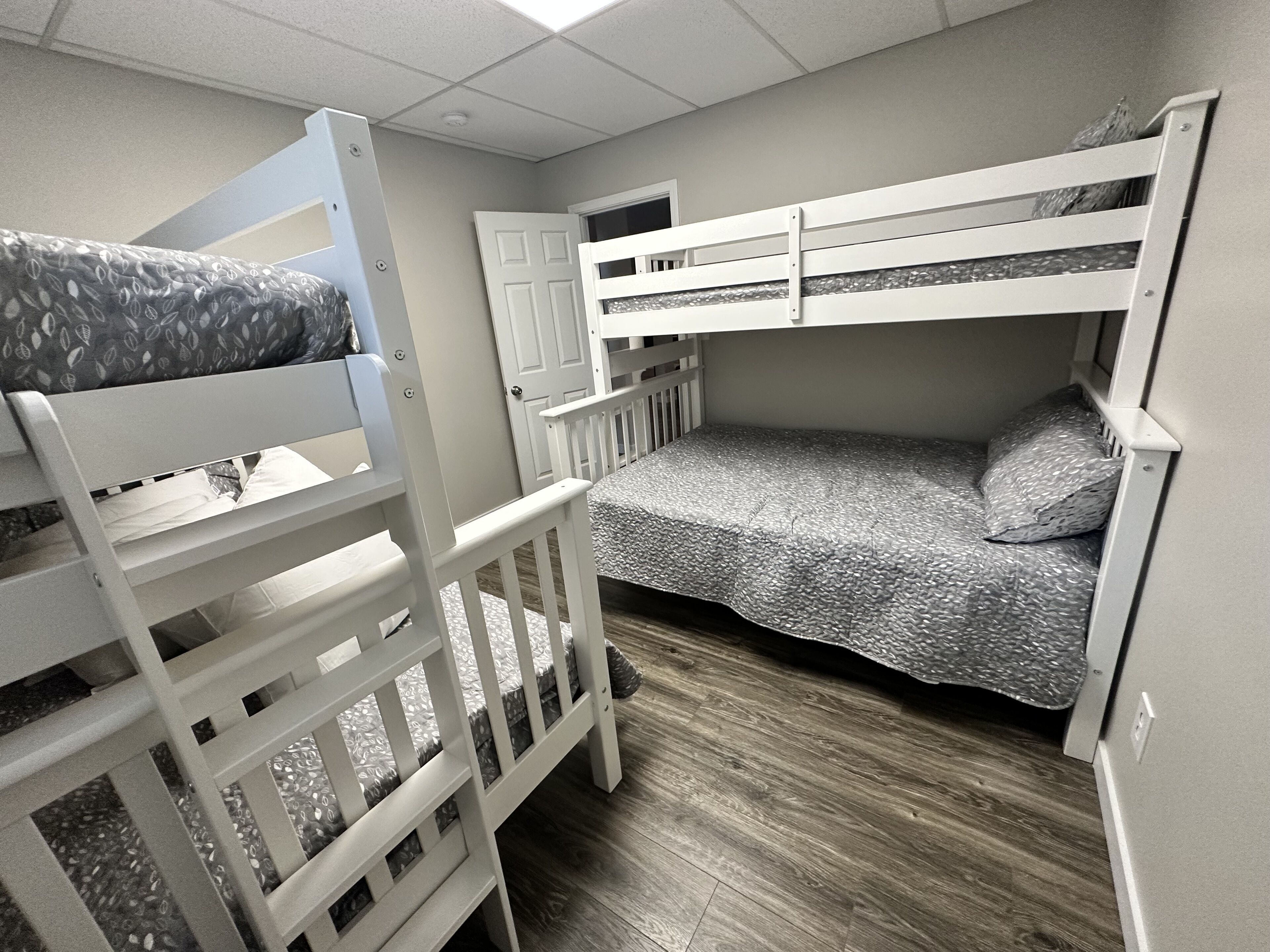 3 slaapkamers, een strijkplank/strijkijzer, gratis wifi, beddengoed