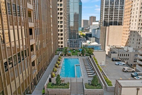 Stylish Downtown Condo Retreat - King Bed Suite