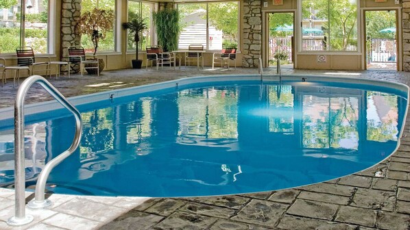 Una piscina techada, una piscina al aire libre