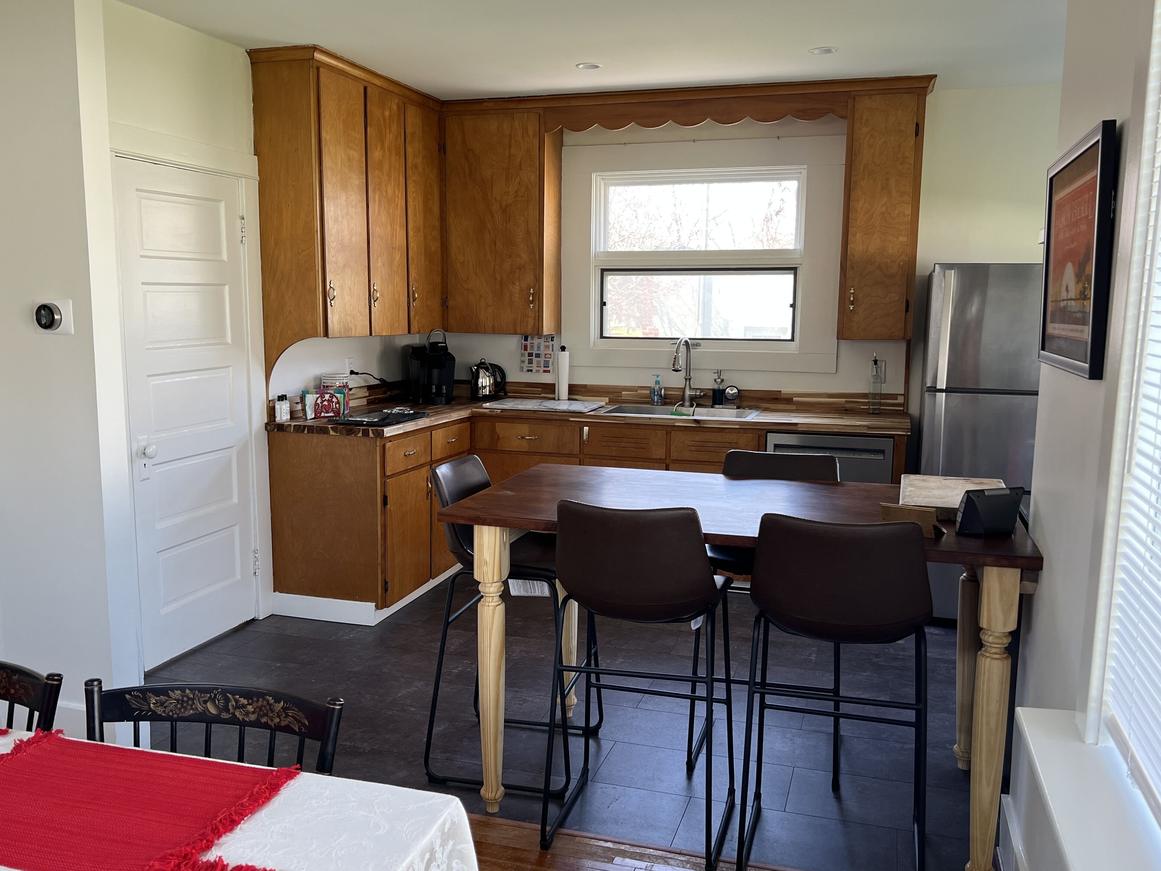 Charming 3 BRM family home in quiet neighborhood. 2 blocks from Lake Ontario.