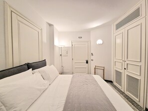 6 bedrooms, free WiFi, bed sheets - Roccobarocco Boutique Hotel Italian Style (Serrara Fontana)