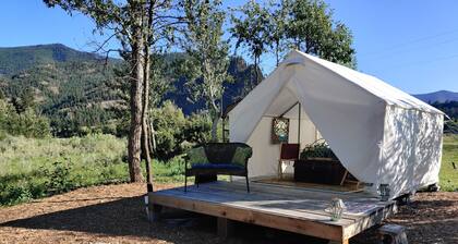 Glamping in the Gypsy Bungalow by the river, 2 miles from Quinn's hot springs.