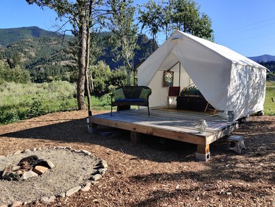 Glamping in the Gypsy Bungalow by the river, 2 miles from Quinn's hot springs.
