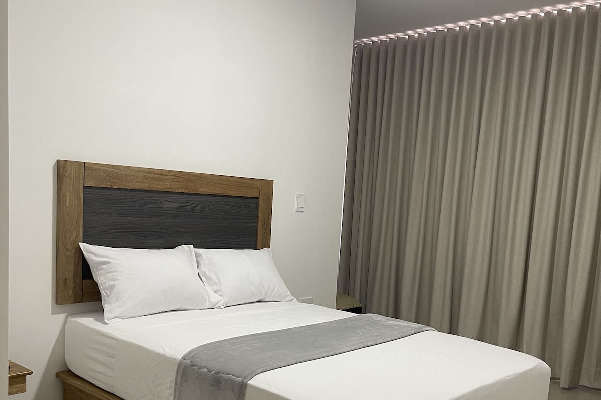 Habitación estándar | Ropa de cama de alta calidad, edredón y escritorio