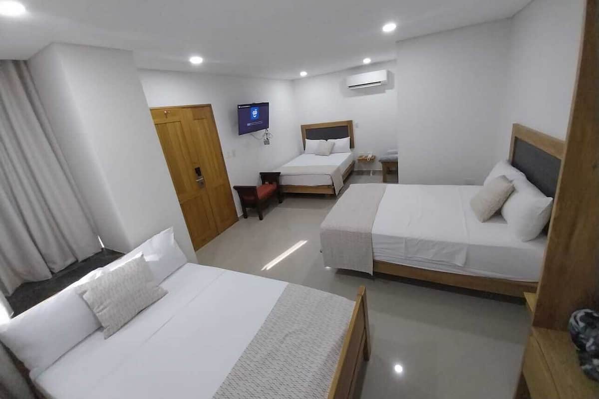 Habitación triple familiar | Ropa de cama de alta calidad, edredón y escritorio