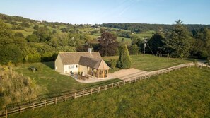 Exterior - Cosy Cotswolds Bungalow garden room and patio (Gloucester)