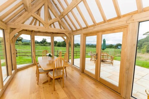Cosy Cotswolds Bungalow Garden Room and Patio