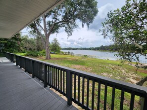 Property grounds - The Silver Springs Lakefront Cottage - with Canoe (Silver Springs)