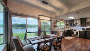 Una cocina amplia con una isla grande, electrodomésticos modernos y vistas a un lago.