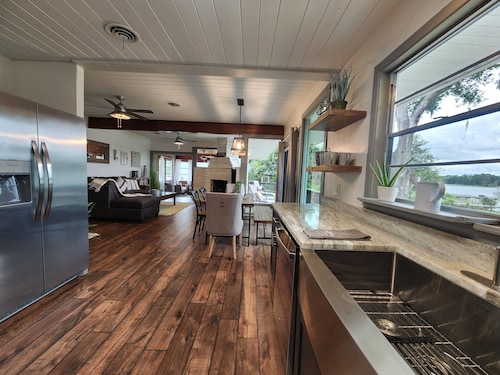 The Silver Springs Lakefront Cottage - with Canoe