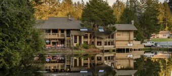 Lakefront Haven: Lakeland Village Golf!