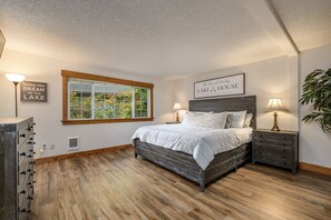 2 bedrooms, iron/ironing board, free WiFi, bed sheets - Lakefront Haven: Lakeland Village Golf! (Allyn)